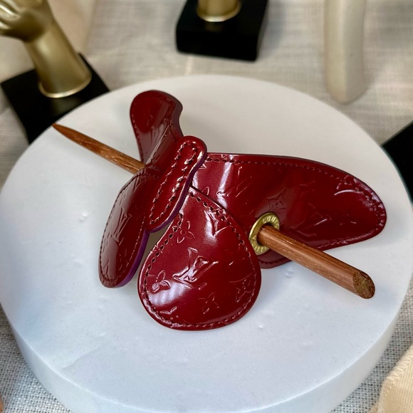 EUC Rare Louis Vuitton Burgundy Monogram Vernis Conte de Fees Butterfly Hair Pin - Picture 7 of 17